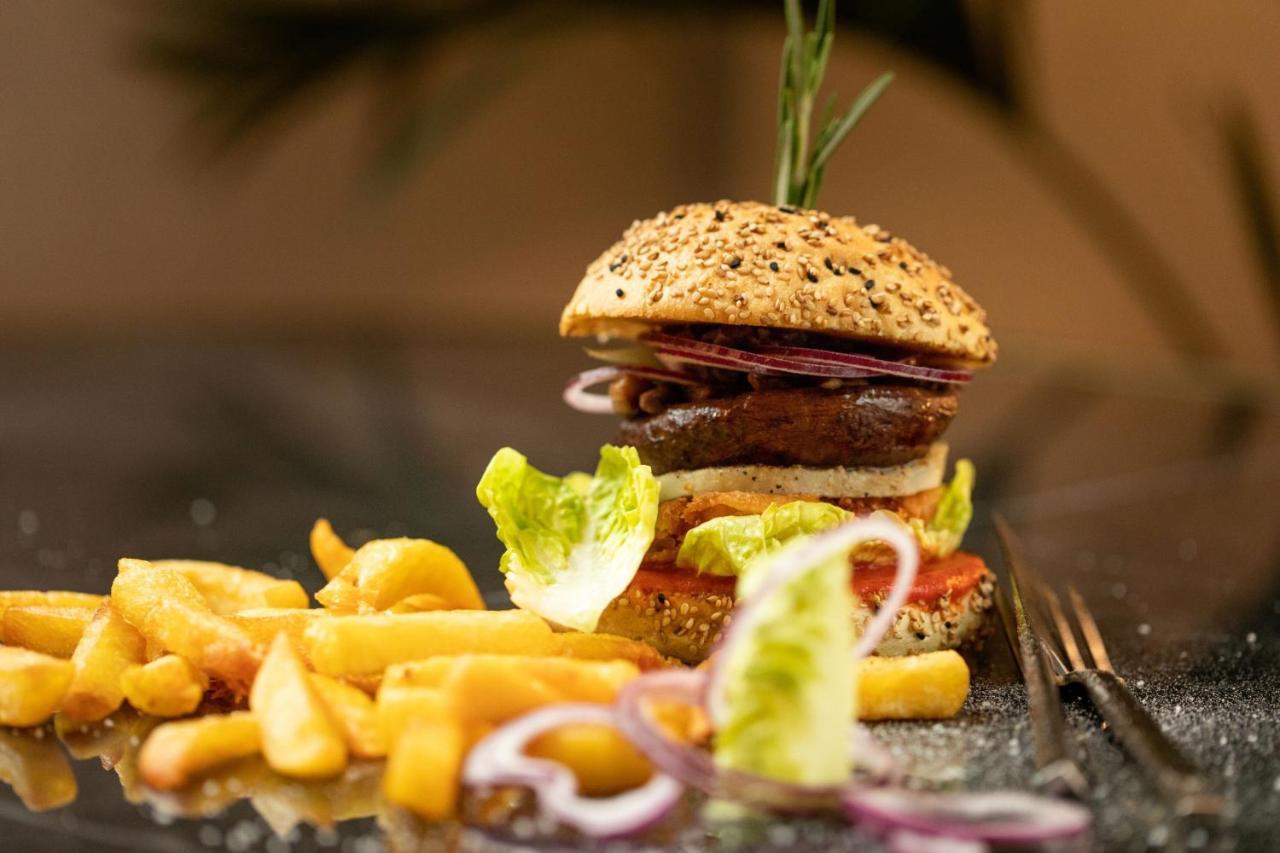 فندق Sapphire House Antwerp, Autograph Collection المظهر الخارجي الصورة A vegetarian burger with chips